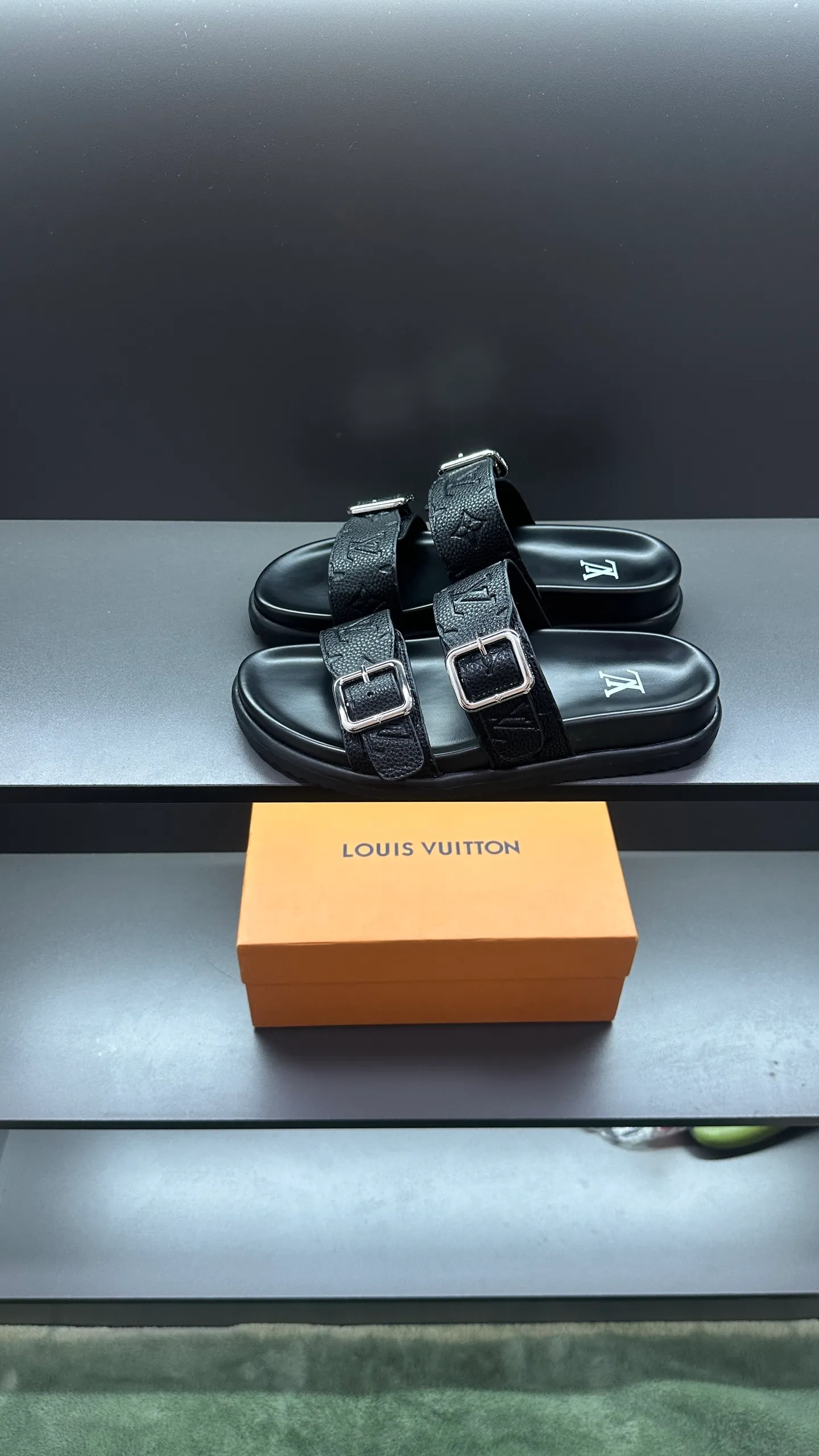 P340 🔍LV Men's Spring and Summer Slippers Counter Synchronization. The uppers are imported cowhide fabrics from Italy, with logo graphics and high-quality craftsmanship. Soles: original soles specially provided by the original factory. Exclusive movable molded soles are super comfortable. Original factory follow-up orders. 🔍🔍High quality. You can enter and leave the counter at will. Welcome to compare. Code number 38-45 No. 058